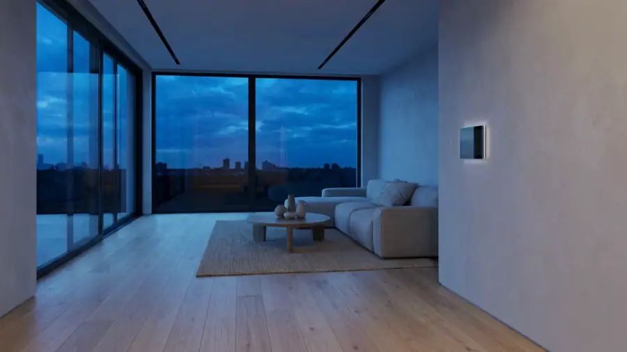 Wohnraum mit vernetzter Haustechnik: Deckenlicht, indirekte Beleuchtung und elektrische Rollläden